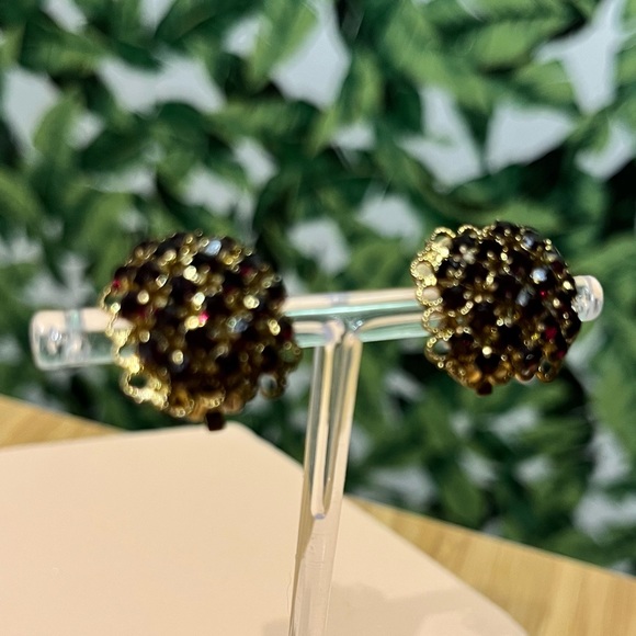 Beautiful 1940s Red Rhinestone Clip Earrings - Picture 6 of 6